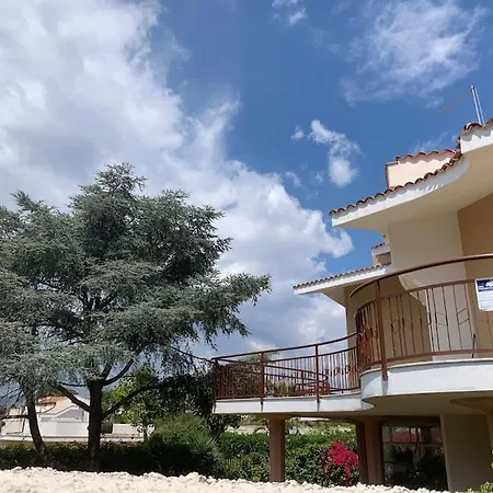 Marika Villa *